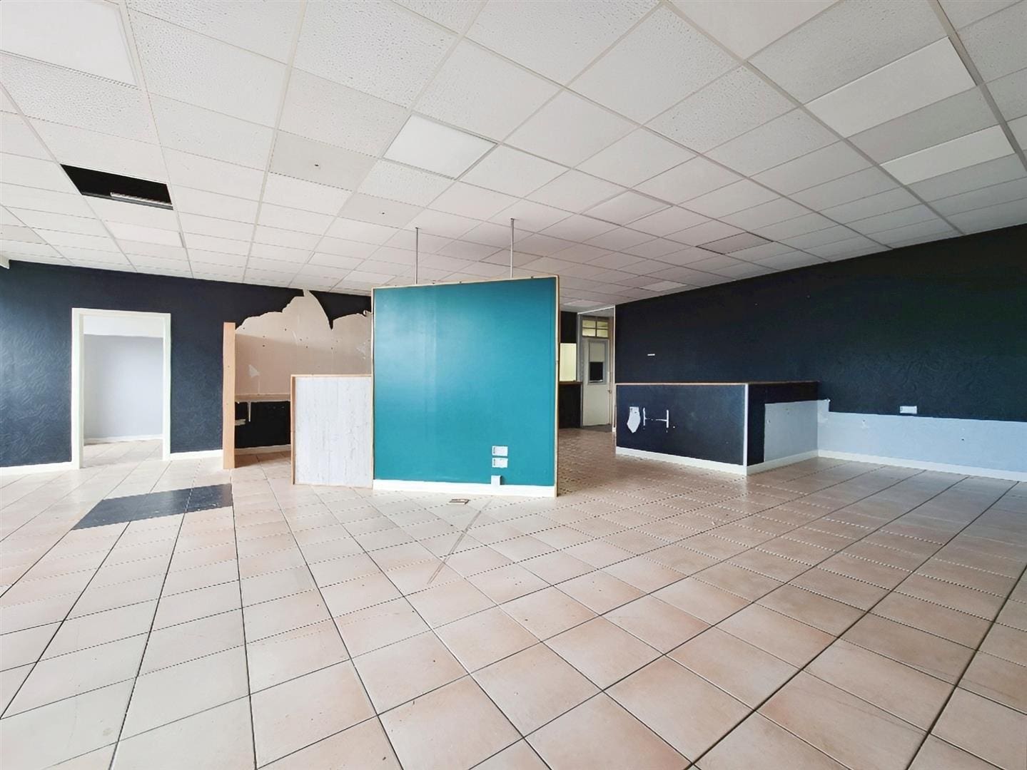 RDC0383LEVC FRONT SHOP (1).jpg