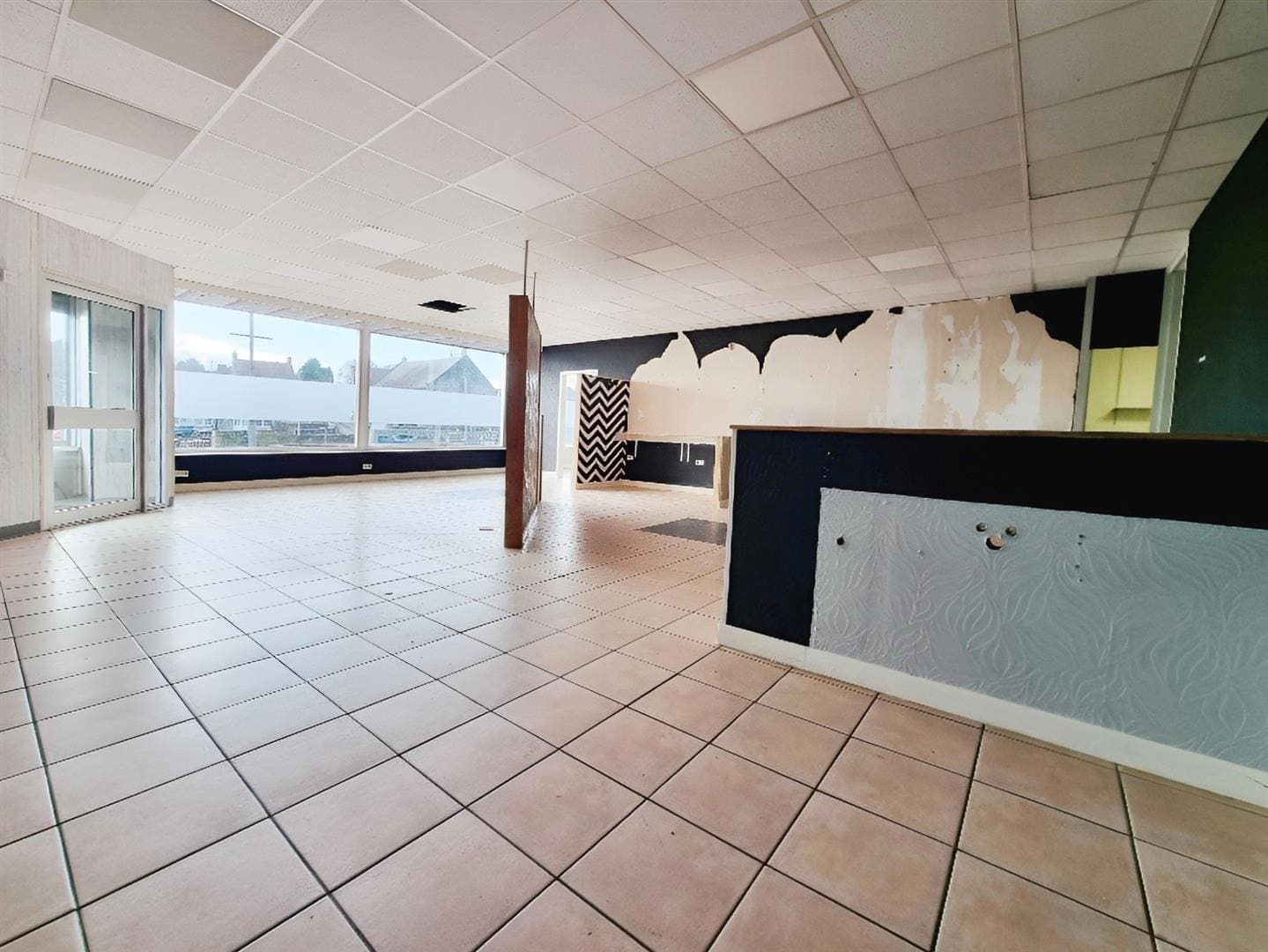 RDC0383LEVC FRONT SHOP (3).jpg