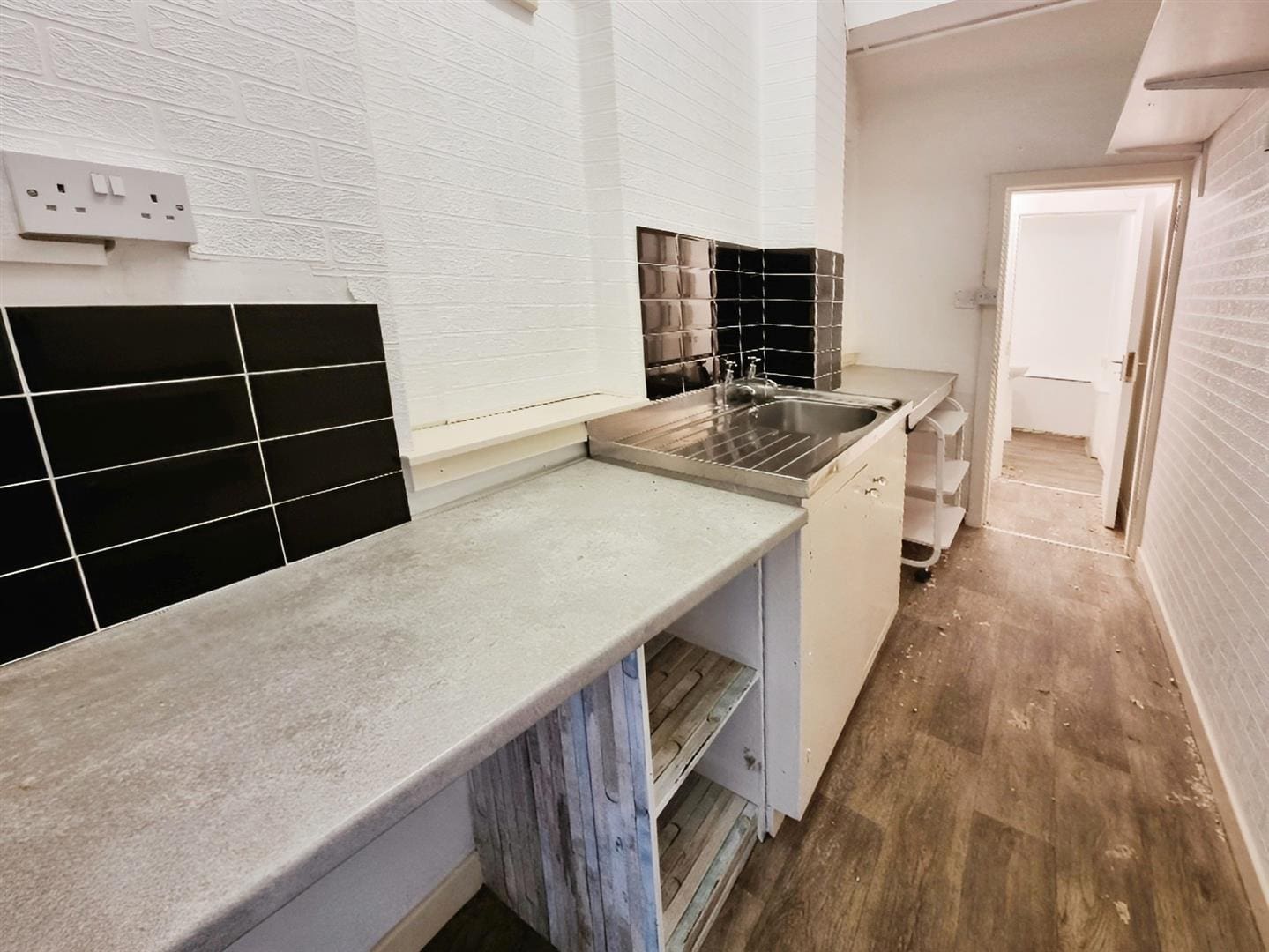 RDC0383LEVC KITCHENETTE.jpg