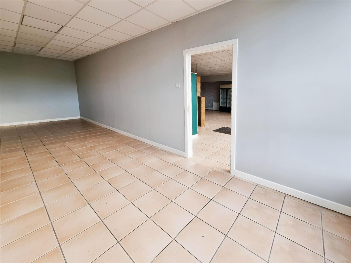 RDC0383LEVC ROOM 2 (1).jpg