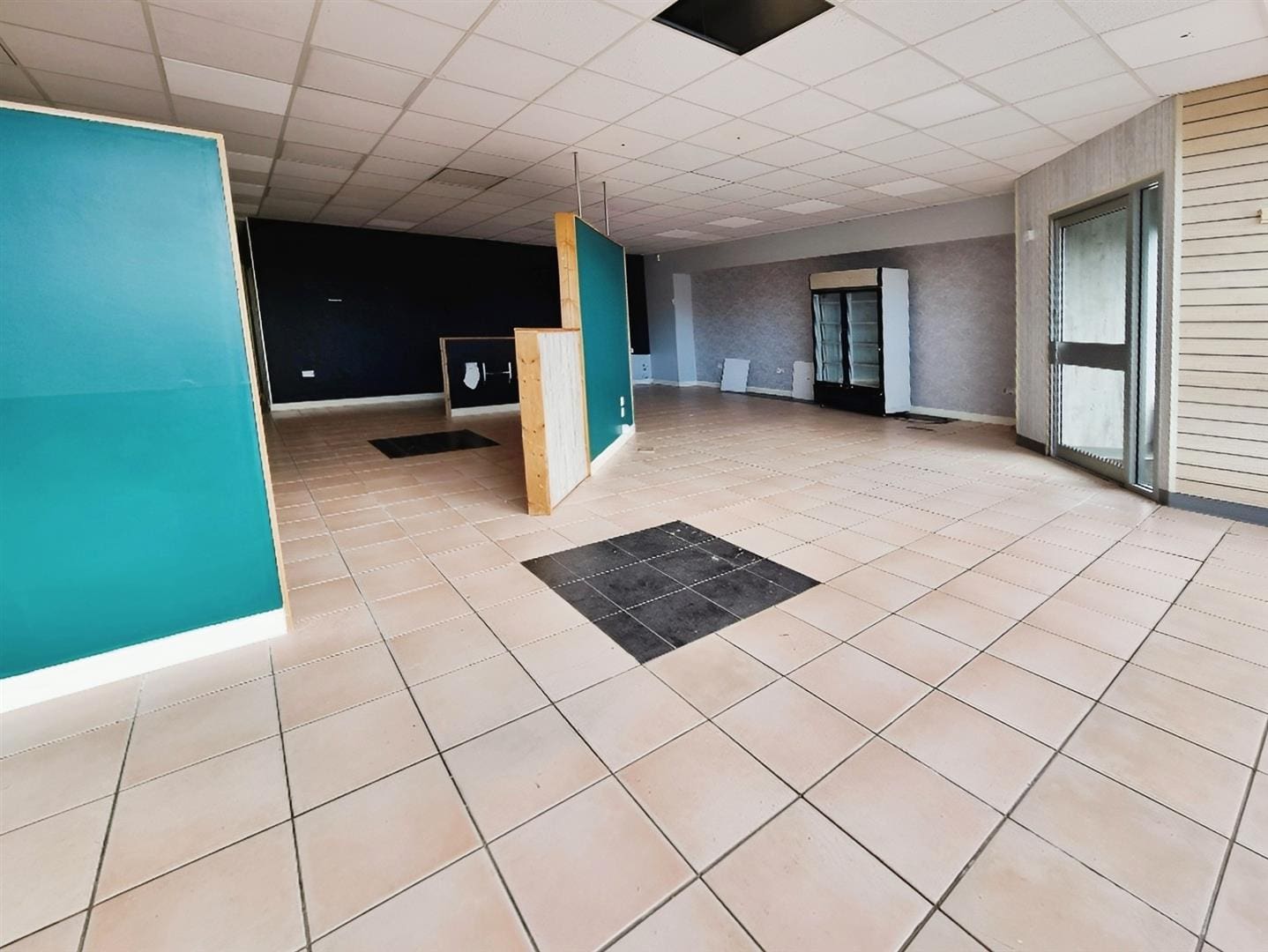 RDC0383LEVC FRONT SHOP (2).jpg