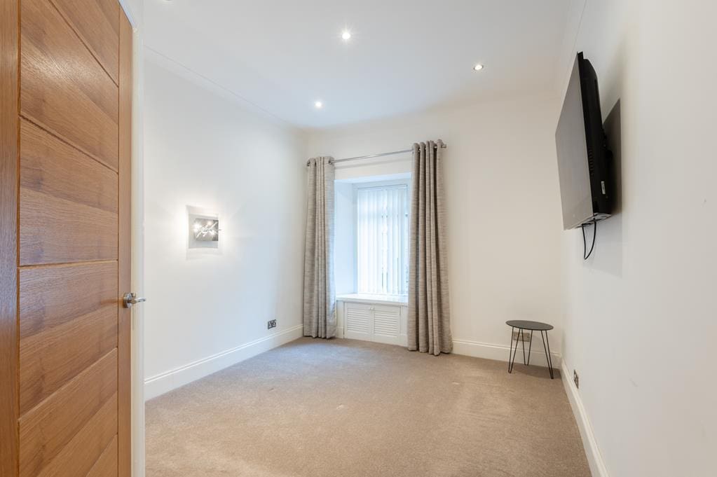 CUP1354CGM MASTER BEDROOM.jpg