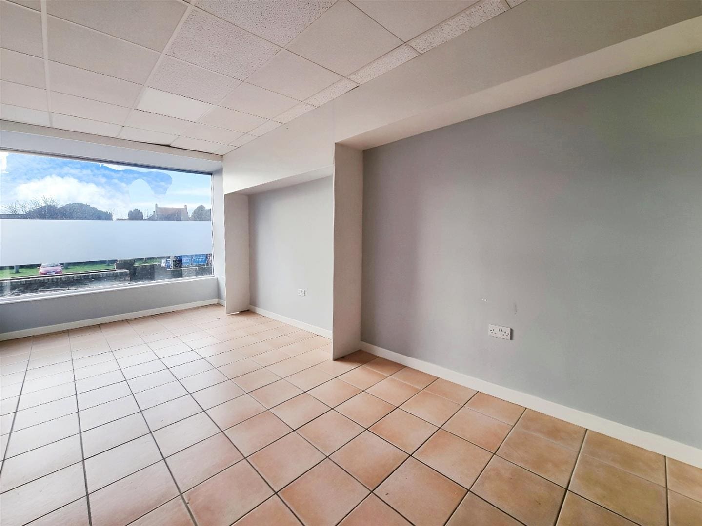 RDC0383LEVC ROOM 2 (2).jpg