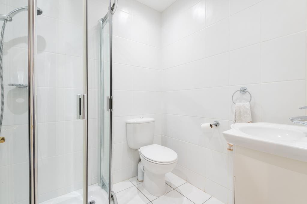 LEV1315SEG SHOWER ROOM.jpg
