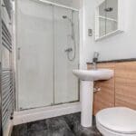 EN SUITE.JPG