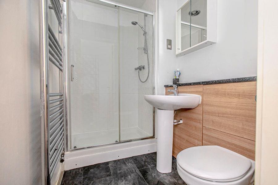 EN SUITE.JPG