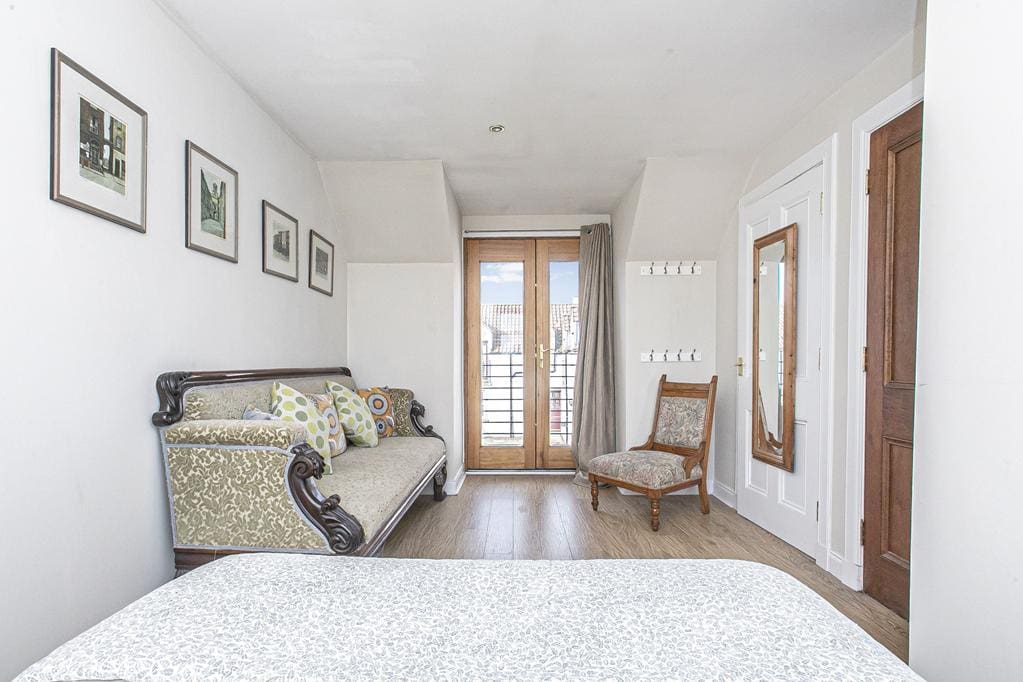 CUP1366SEG BEDROOM 2.jpg