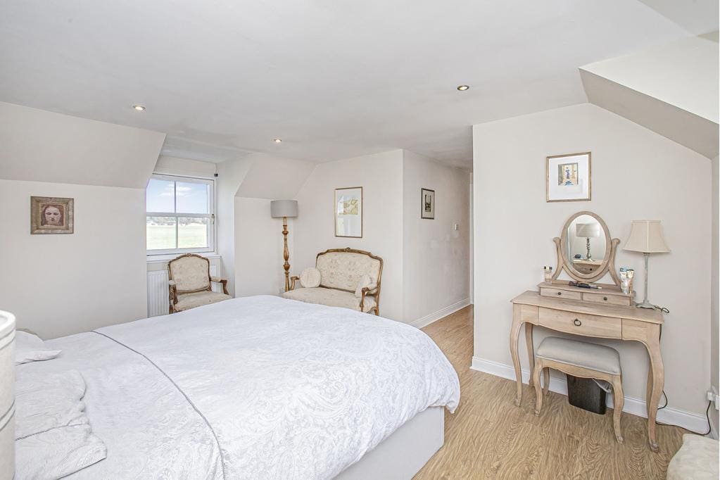 CUP1366SEG MASTER BEDROOM.jpg