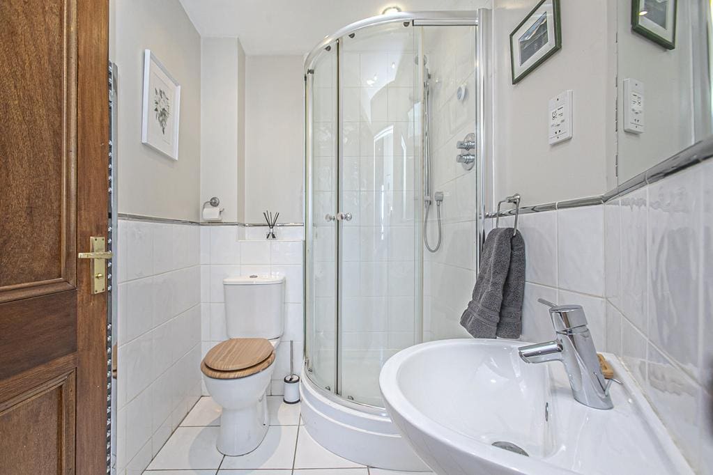 CUP1366SEG SHOWER ROOM.jpg