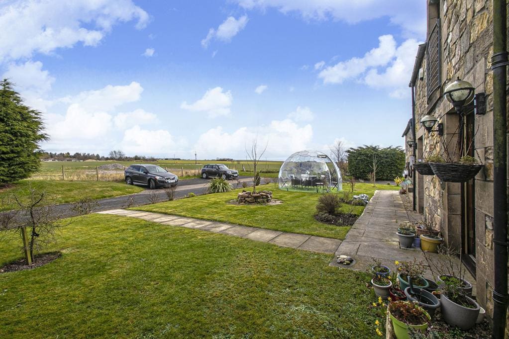 CUP1366SEG FRONT GARDEN.jpg