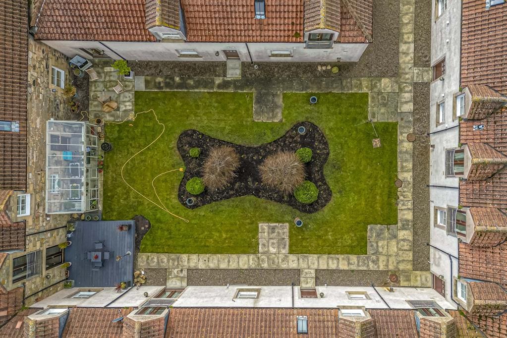 CUP1366SEG SHARED REAR AGARDEN AT REAR.jpg