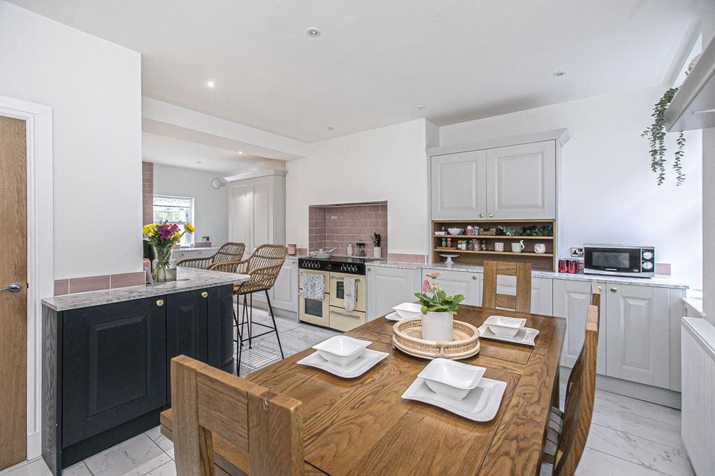 CUP1371SEG DINING AREA.jpg