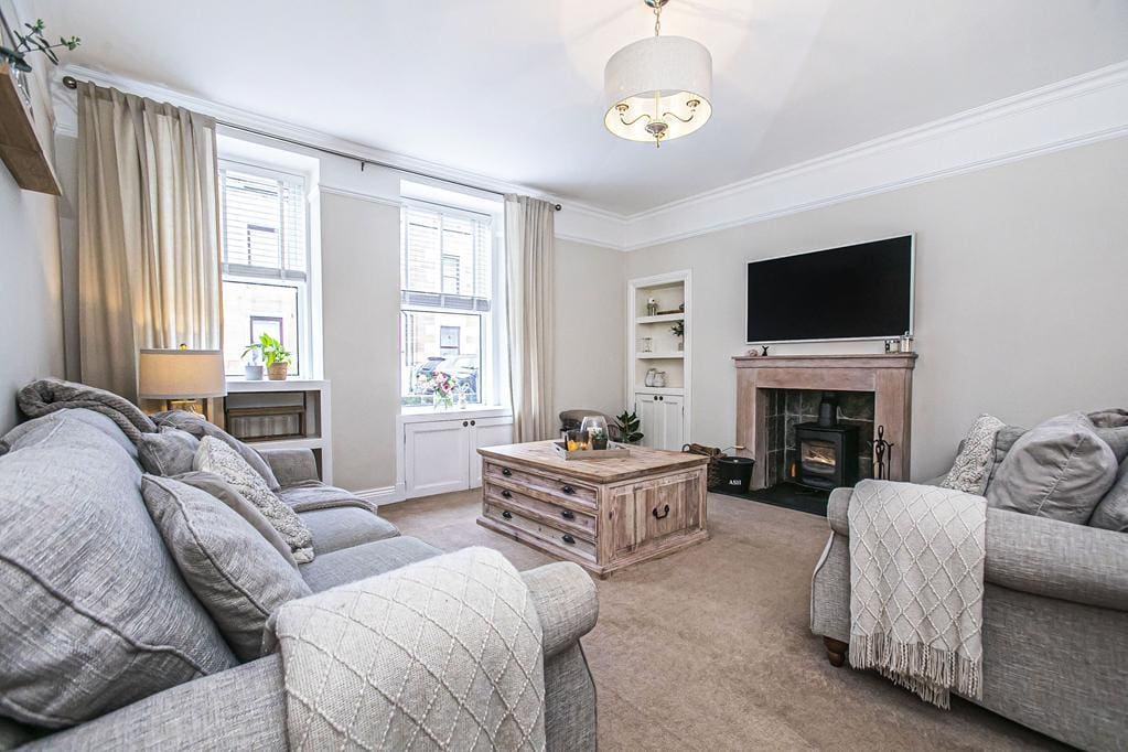 CUP1374SEG LIVING ROOM.jpg