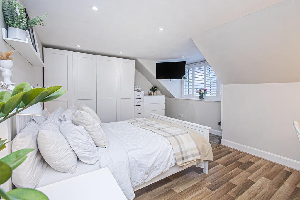 CUP1374SEG BEDROOM 3.jpg