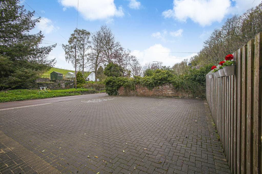 CUP1371SEG DRIVEWAY.jpg