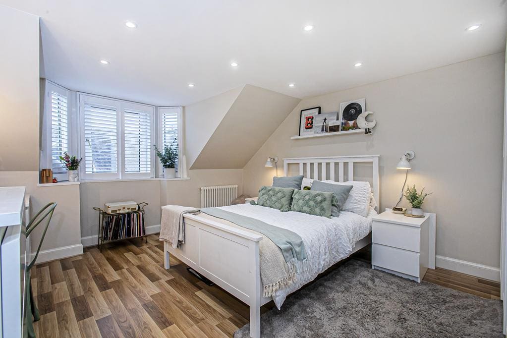 CUP1374SEG BEDROOM 4.jpg