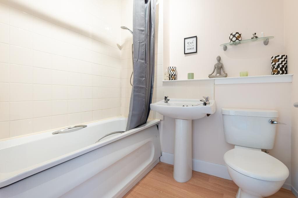 LEV1349PEM BATHROOM.jpg