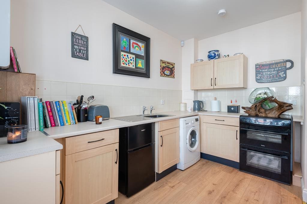 LEV1349PEM BREAKFASTING KITCHEN.jpg