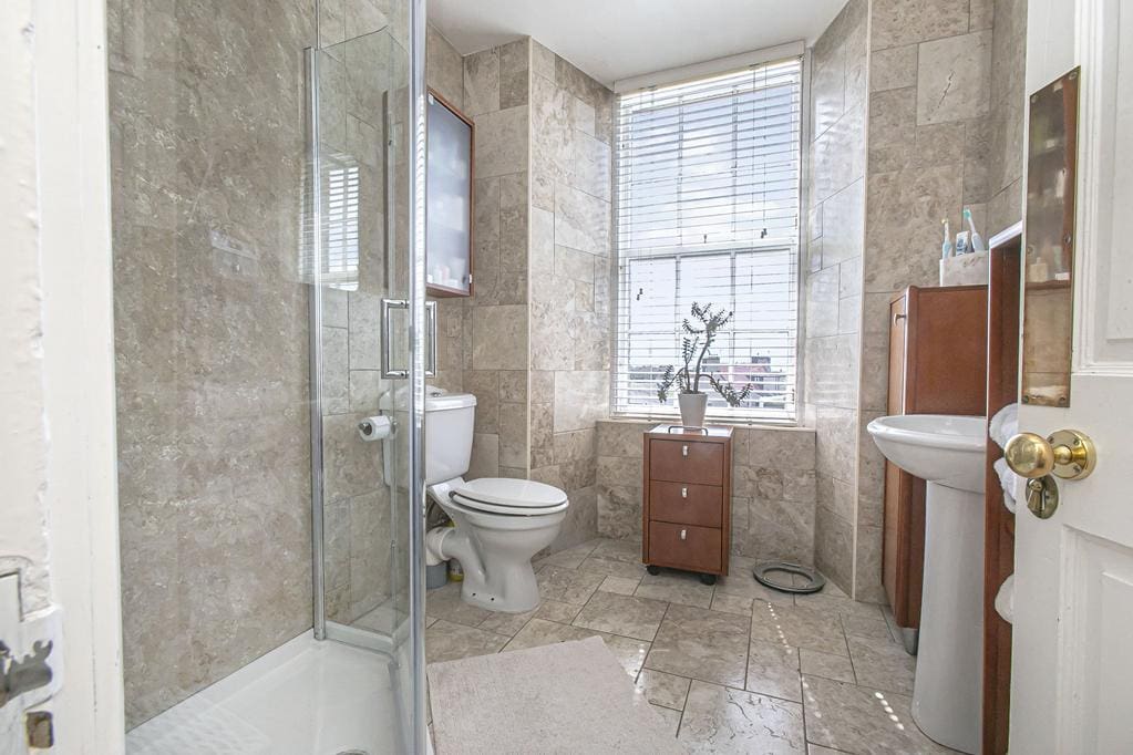 LEV1350PEM SHOWER ROOM.jpg