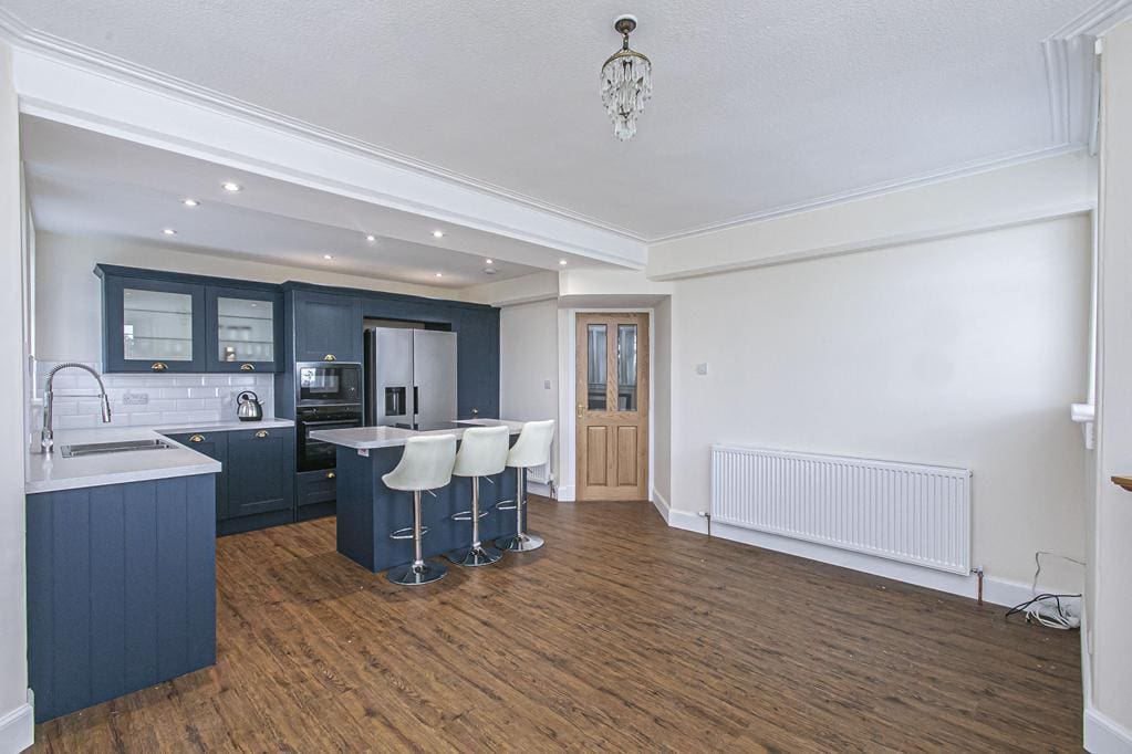 LEV1376PEM LOUNGE TO KITCHEN.jpg