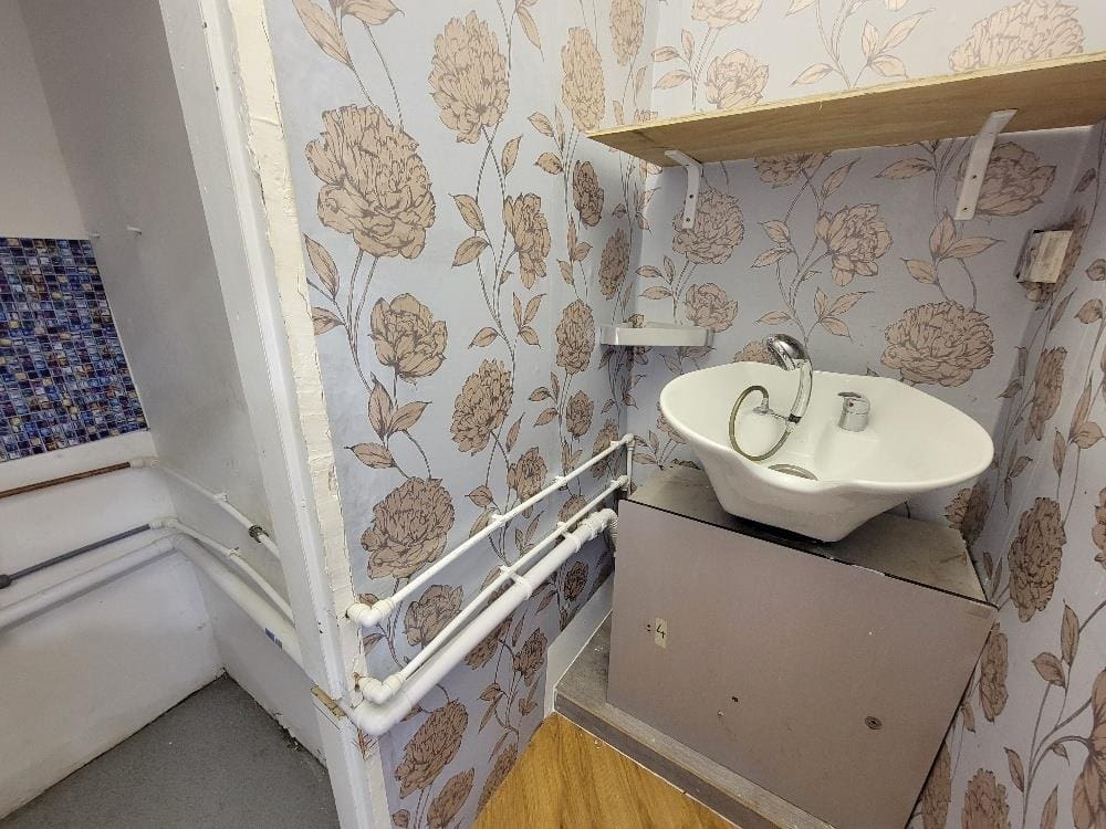 RDC0276LEVC WASH ROOM – HALL.jpg