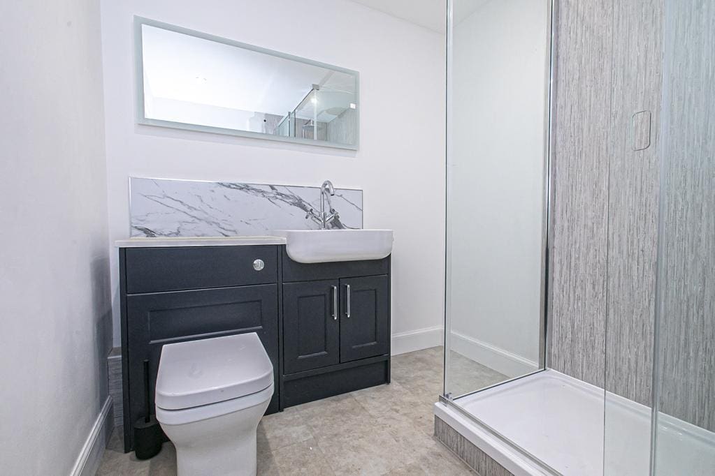 LEV1376PEM SHOWER ROOM.jpg