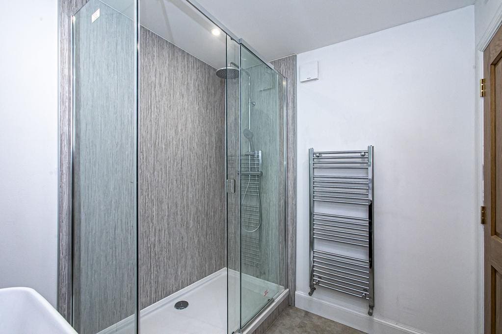 LEV1376PEM SHOWER ROOM DETAIL.jpg