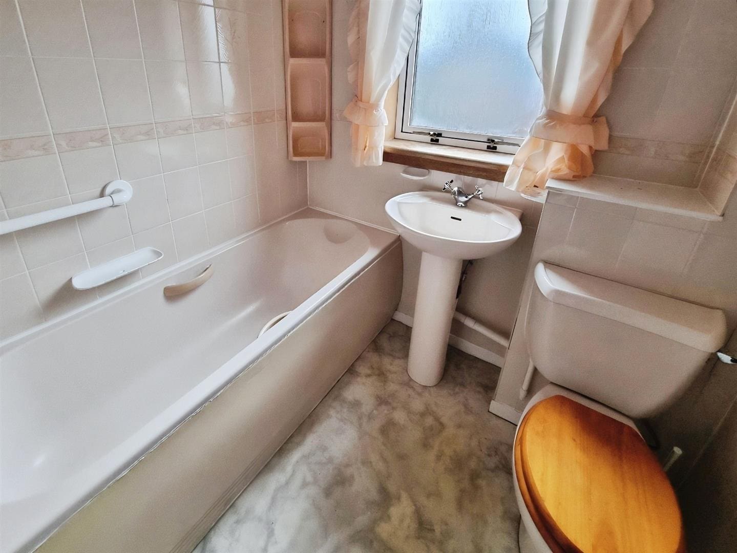 RDC0399LEVI BATHROOM.jpg