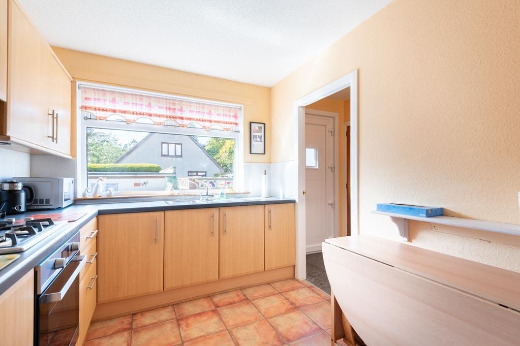 LEV1388PEM BREAKFSTING KITCHEN AGAIN.jpg