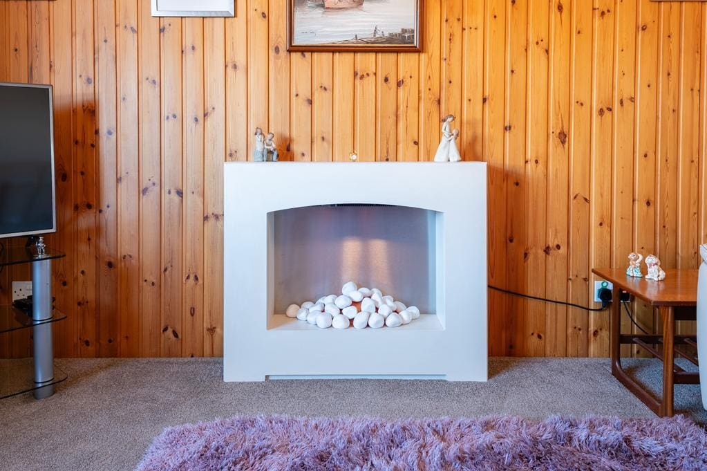 LEV1388PEM LOUNGE DETAIL.jpg