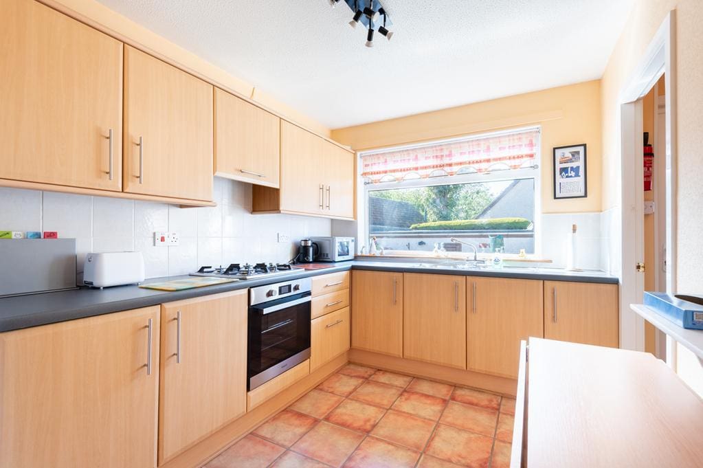 LEV1388PEM BREAKFASTING KITCHEN.jpg