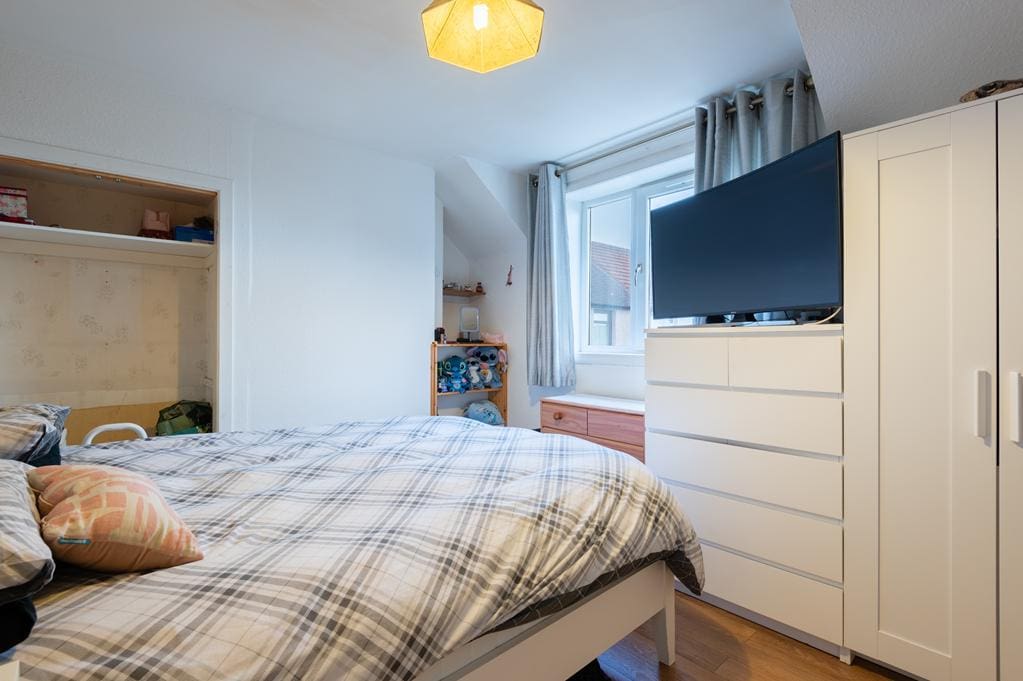 LEV1409PEM BEDROOM 1.jpg