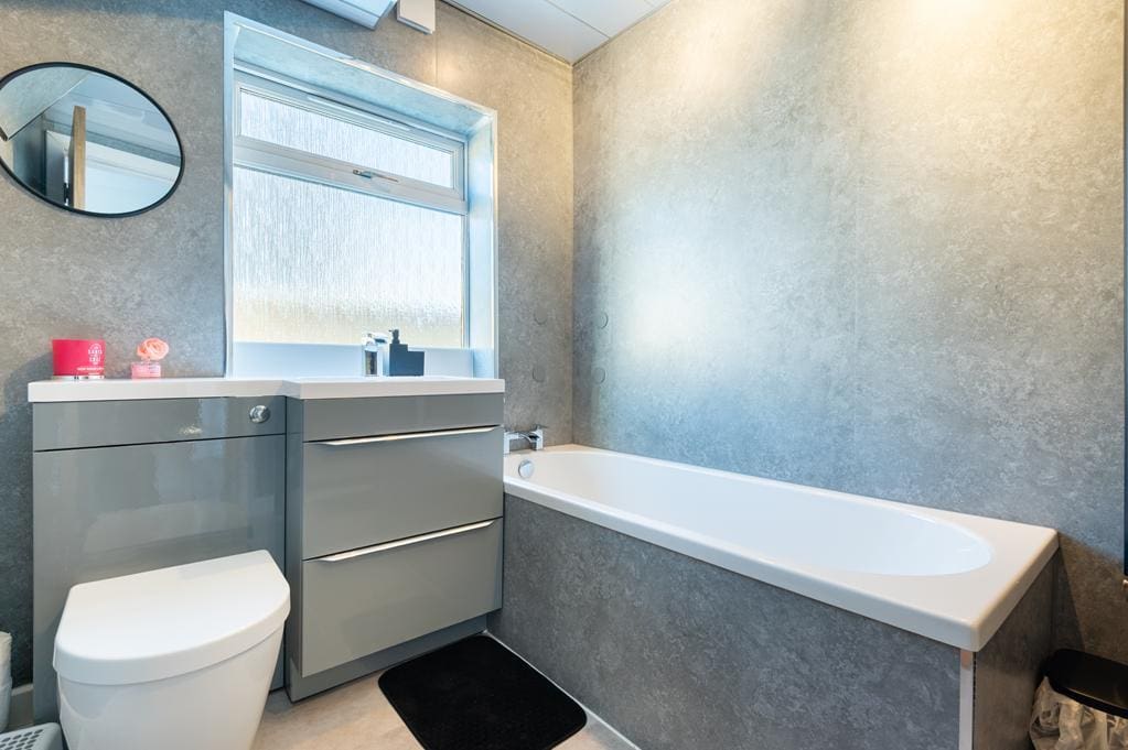 LEV1421PEM BATHROOM.jpg