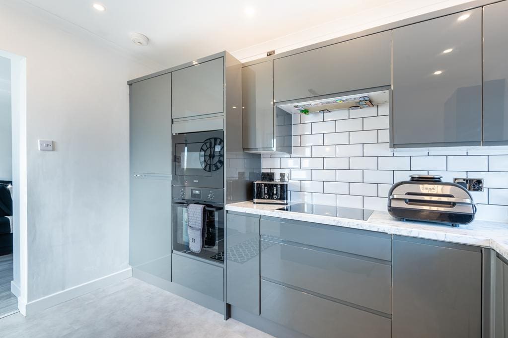 LEV1421PEM BREAKFASTING KITCHEN AGAIN.jpg