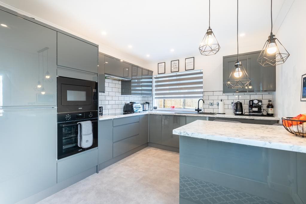 LEV1421PEM BREAKFASTING KITCHEN.jpg