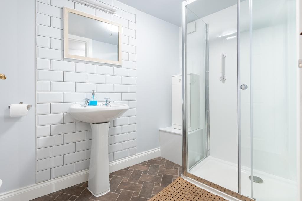 CUP1452SEG SHOWER ROOM.jpg