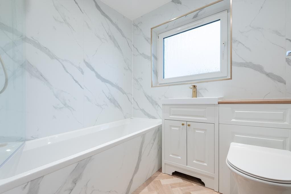 LEV1406PEM BATHROOM.jpg