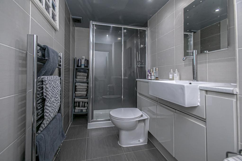 CUP1450PEM SHOWER ROOM.jpg