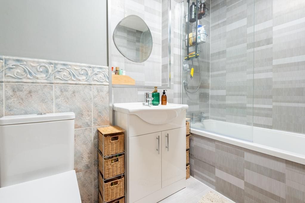 LEV1416PEM BATHROOM.jpg