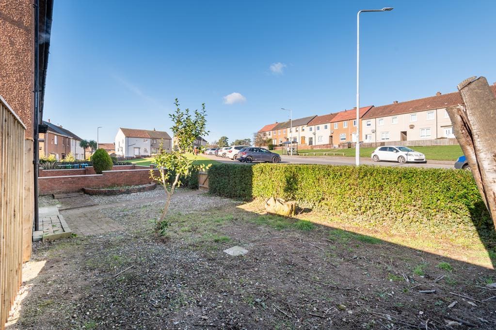 LEV1421PEM FRONT GARDEN.jpg