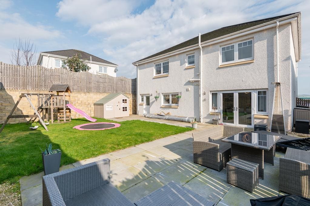 LEV1430PEM EXTERNAL REAR.jpg