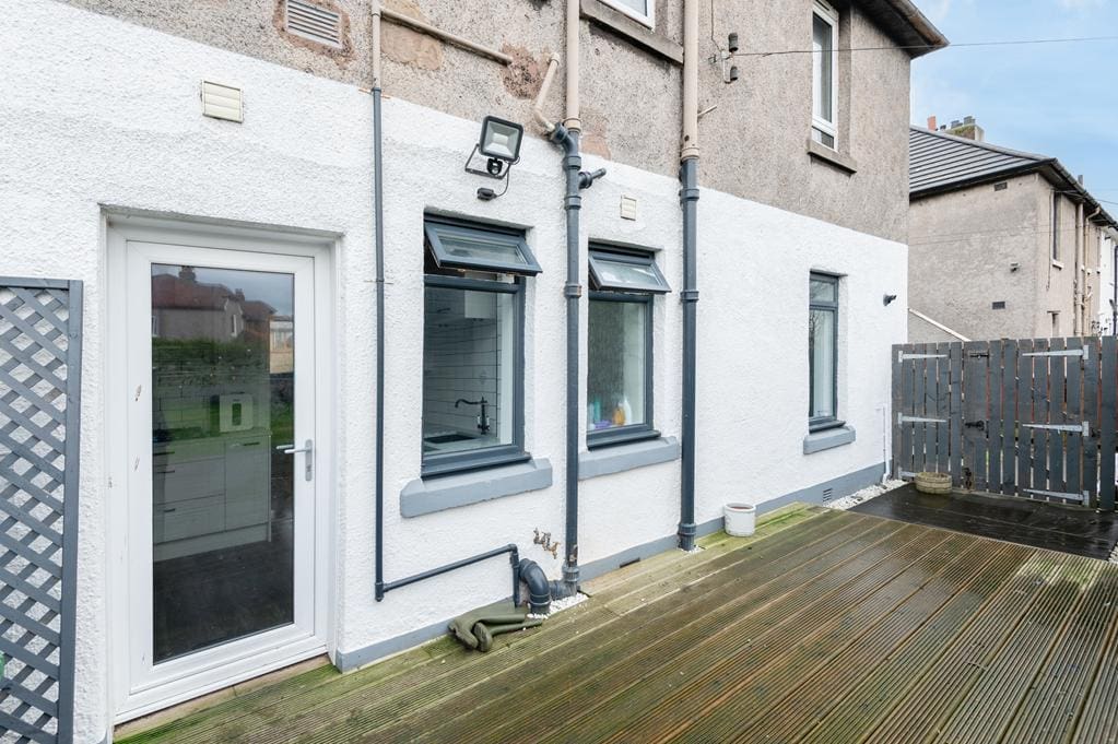 LEV1425PEM EXTERNAL REAR.jpg