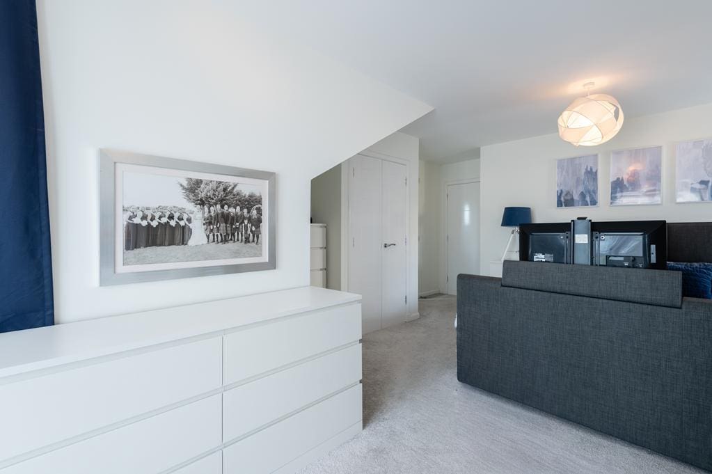 LEV1430PEM MASTER BEDROOM TO ENSUITE.jpg