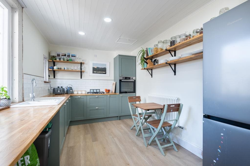 LEV1435PEM KITCHEN.jpg