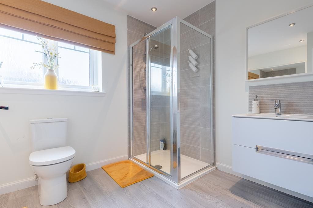 LEV1430PEM FAMILY BATHROOM AGAIN.jpg