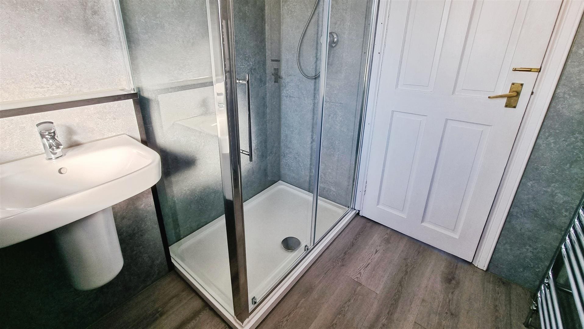 RDC0353LEVI SHOWER ROOM (2).jpg