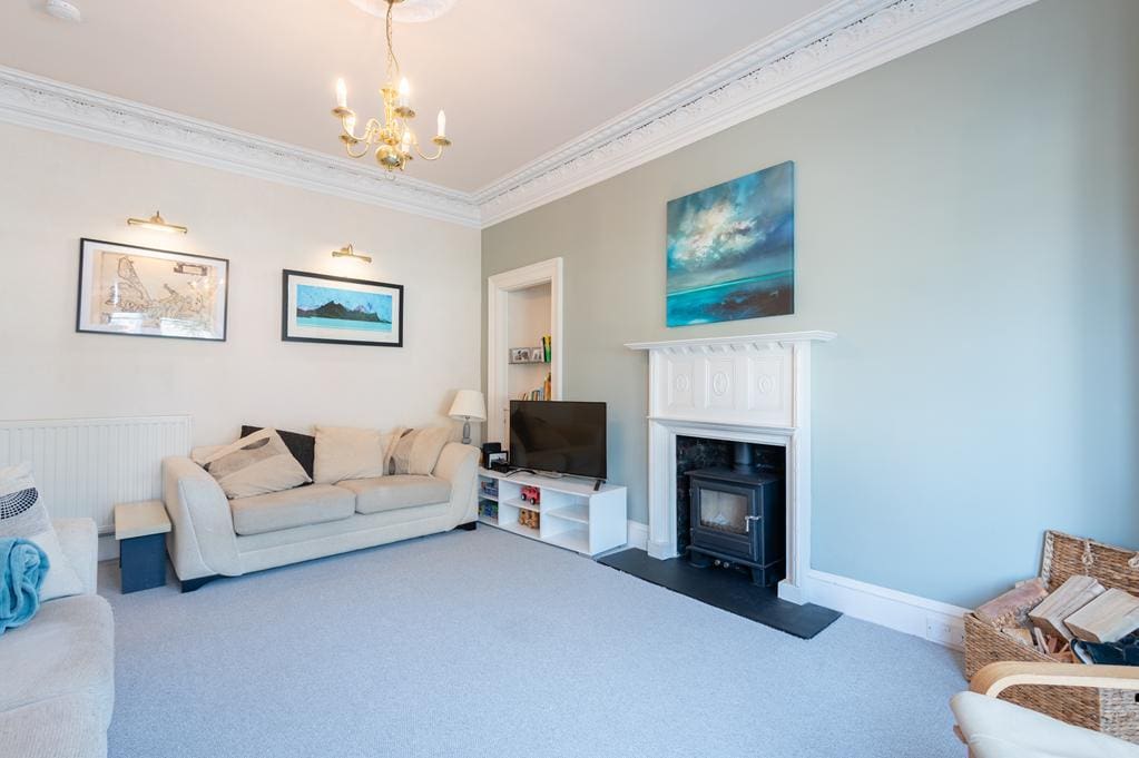 LEV1435PEM LOUNGE AGAIN.jpg