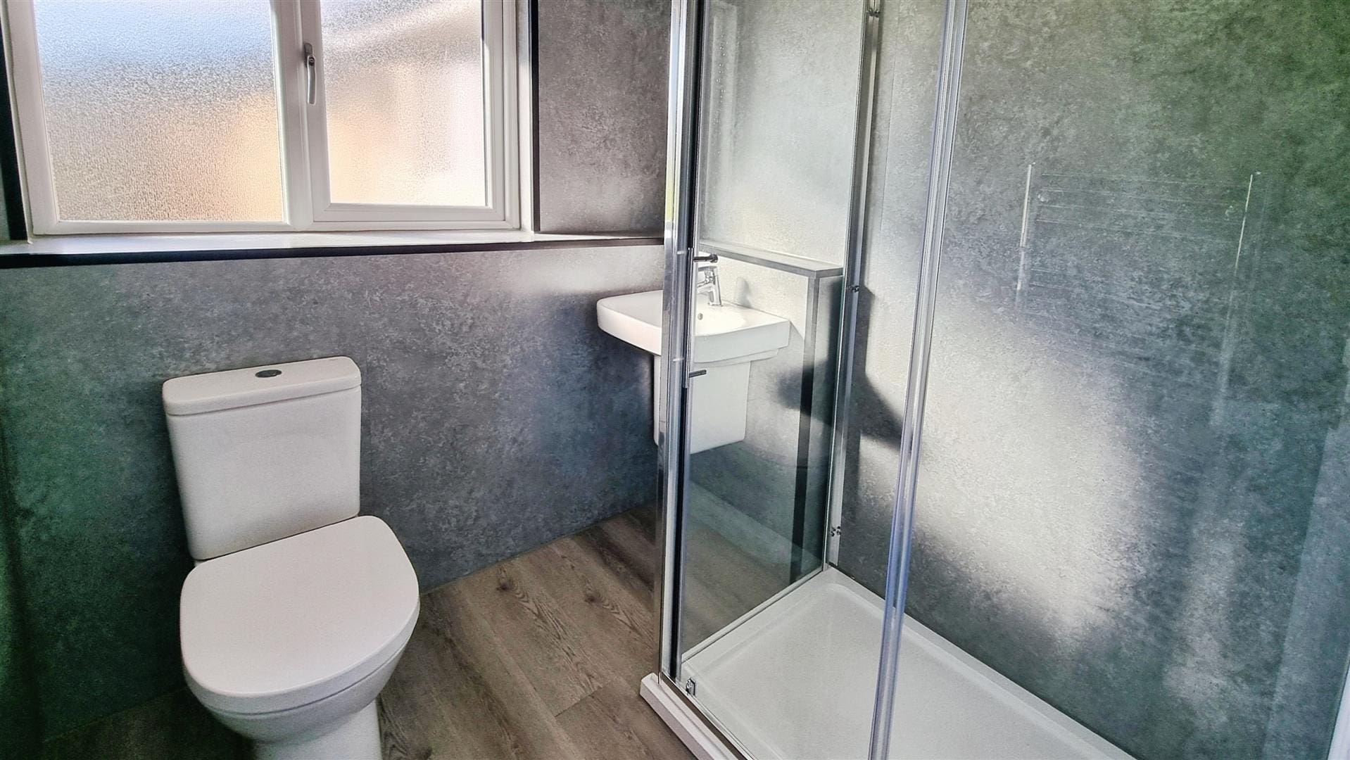 RDC0353LEVI SHOWER ROOM (1).jpg