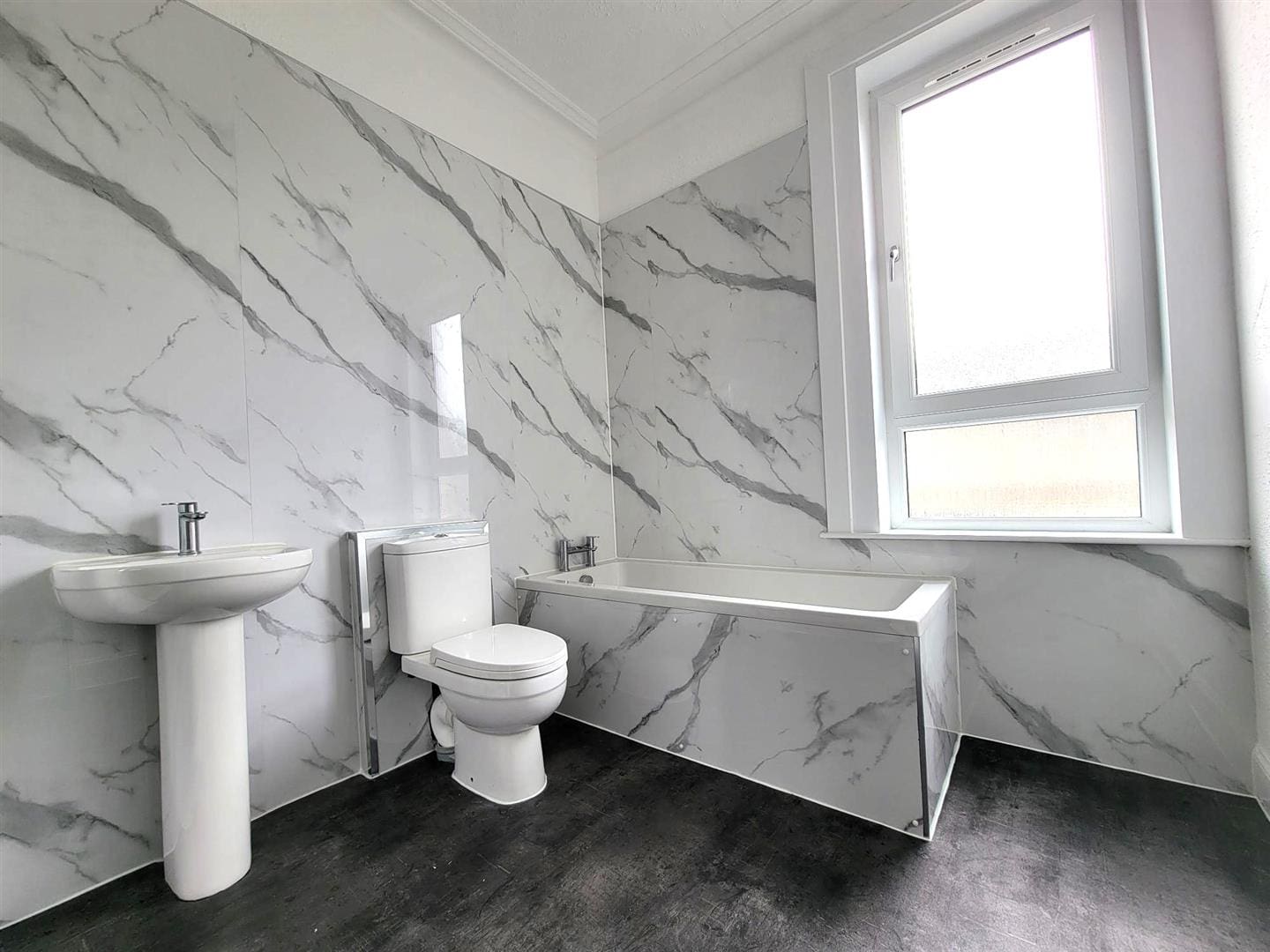 JMP0004LEVI  Bathroom (1).jpg