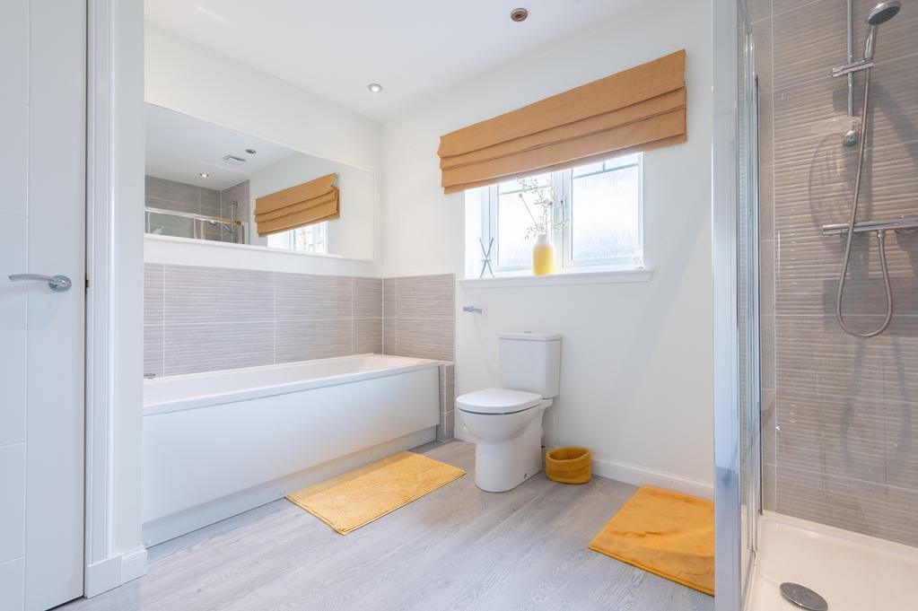 LEV1430PEM FAMILY BATHROOM.jpg